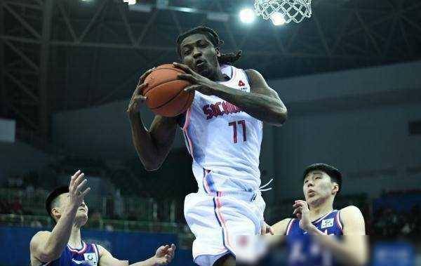 俄罗斯队在国际赛场上迎来挑战，掌声雷动